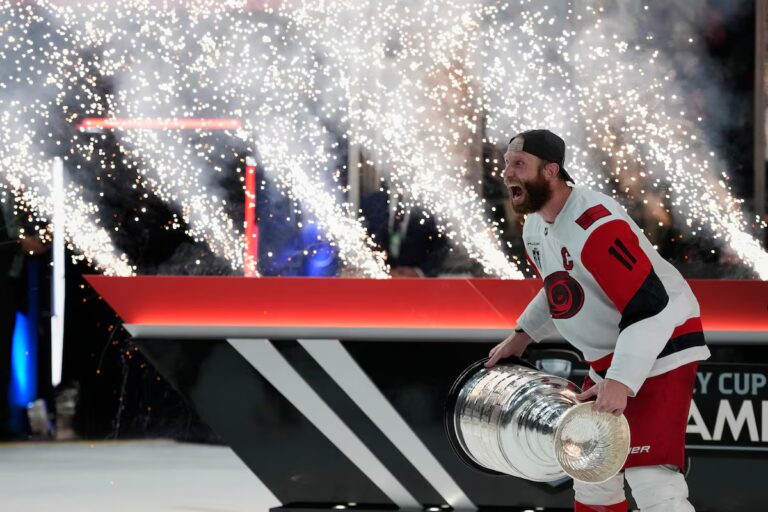 CBC cessera de diffuser les matchs de la LNH après 74 ans, marquant la fin du hockey gratuit à la télévision canadienne