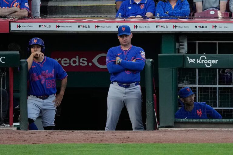 Carlos Mendoza, directeur des pompiers des Mets, dernière place. Le propriétaire Steve Cohen déclare que "les fans méritent mieux"