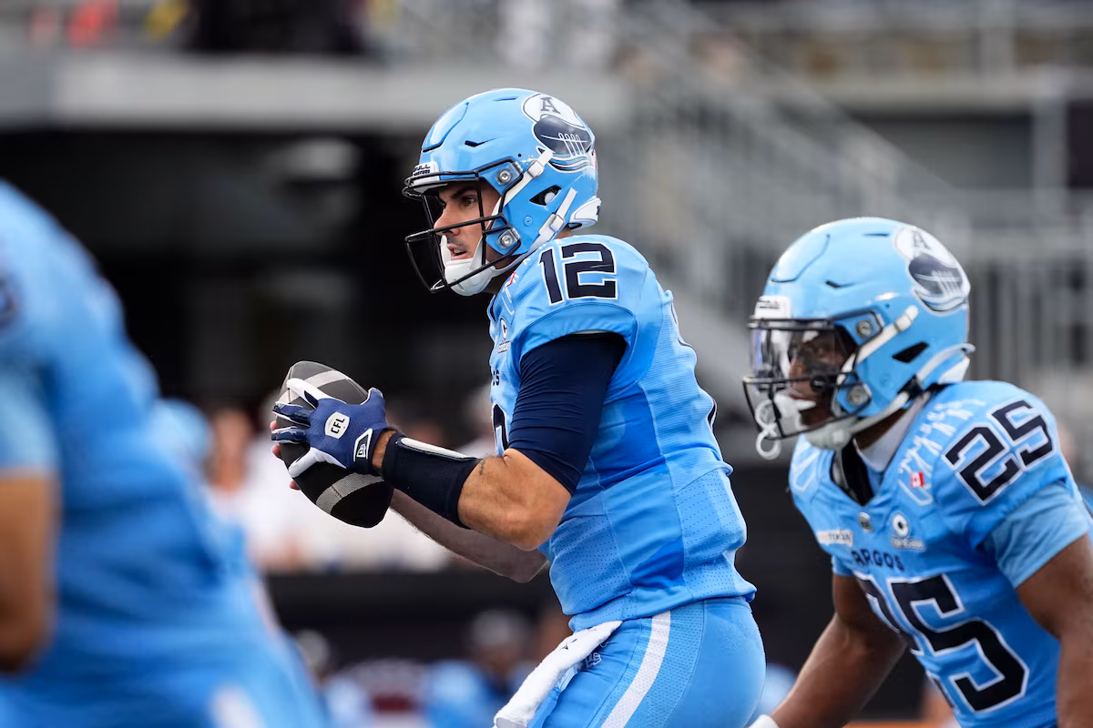 Chad Kelly lance quatre touchés et quatre choix dans la victoire des Argos contre les Redblacks