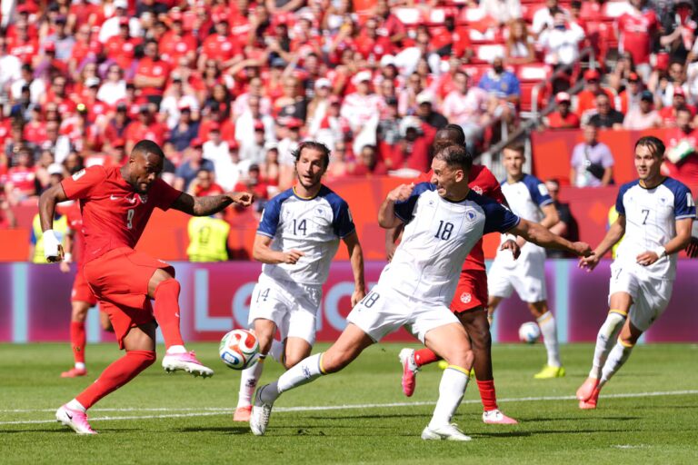 Cyle Larin plaide avec force pour revenir dans la formation de départ du Canada