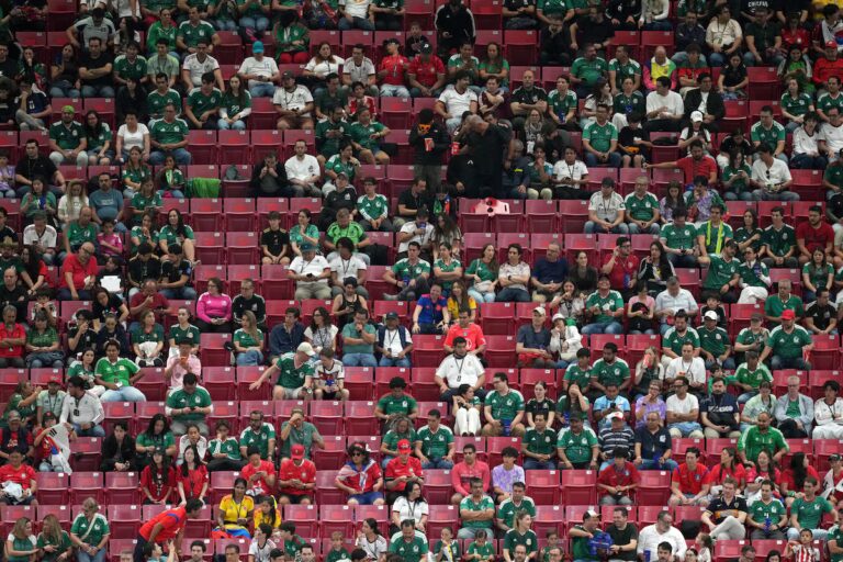 La FIFA attribue les sièges vides lors du match de la Coupe du monde au Mexique aux supporters qui regardent depuis les halls