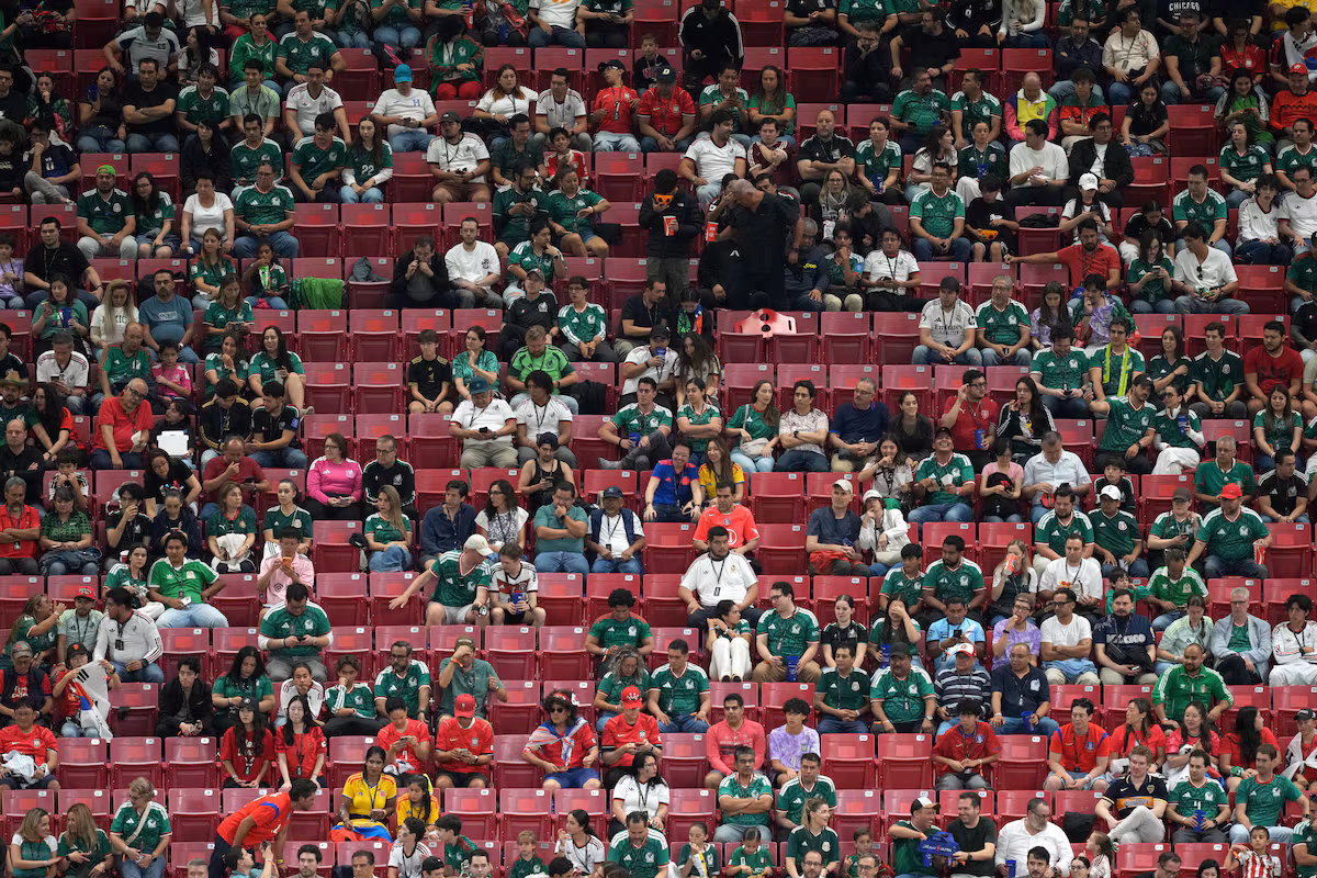 La FIFA attribue les sièges vides lors du match de la Coupe du monde au Mexique aux supporters qui regardent depuis les halls