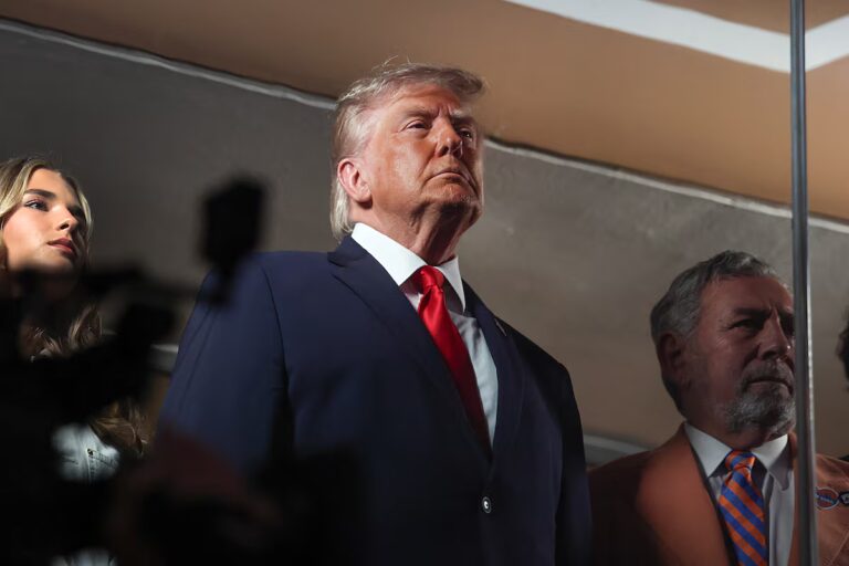La foule hue Donald Trump pendant l'hymne avant le troisième match de la finale NBA