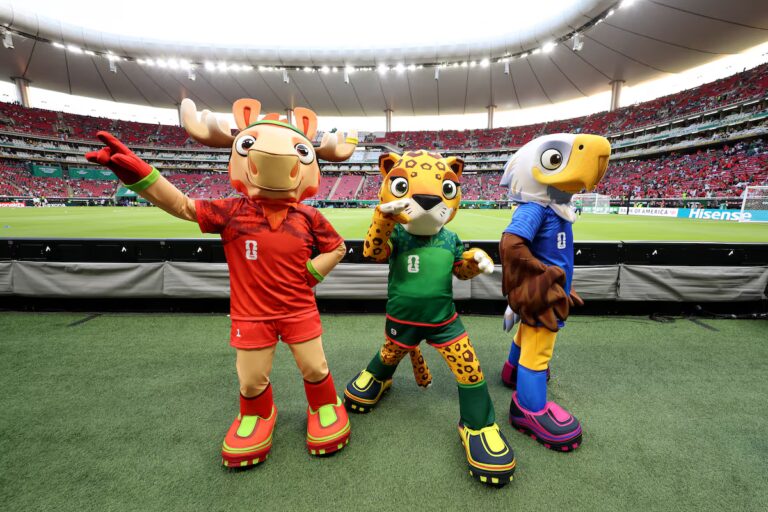 La police péruvienne déguisée en mascottes de la Coupe du monde arrête un trafiquant de drogue présumé à Lima