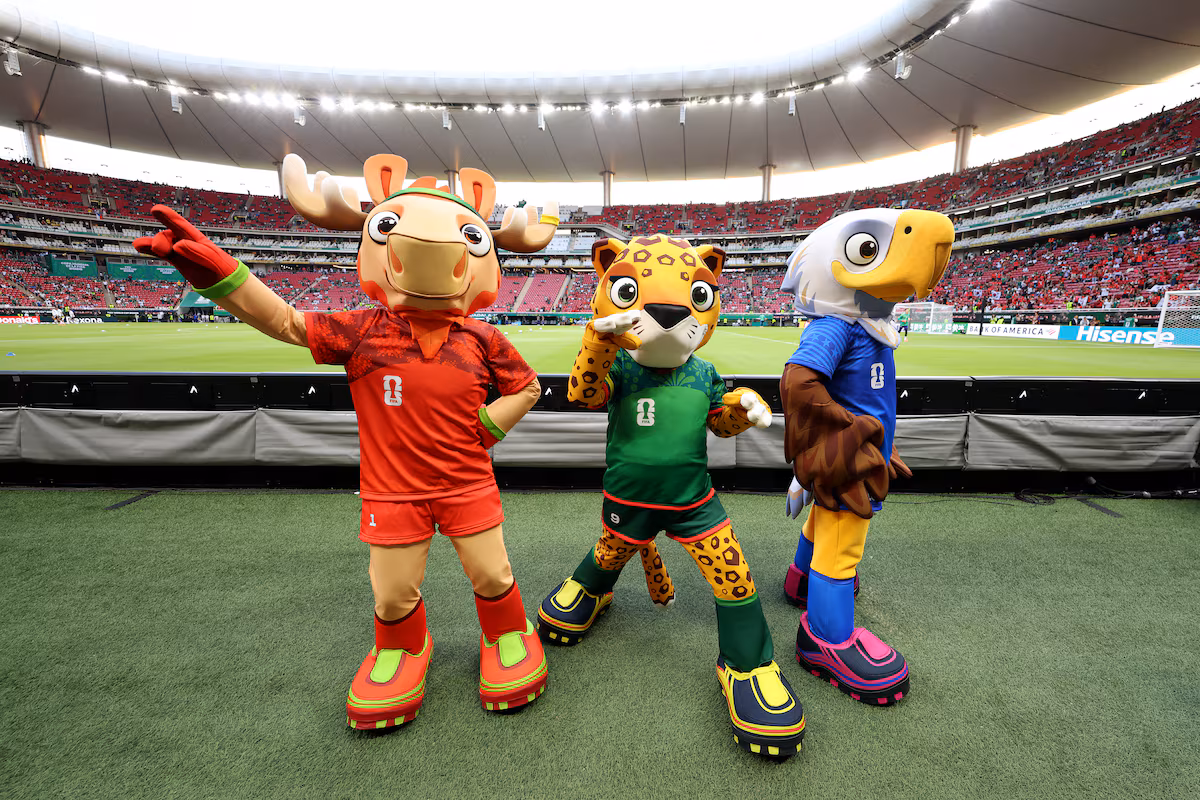 La police péruvienne déguisée en mascottes de la Coupe du monde arrête un trafiquant de drogue présumé à Lima
