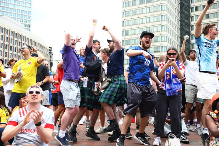 L'armée écossaise du Tartan boit du Boston sec avec sa soif inextinguible de bière de la Coupe du monde