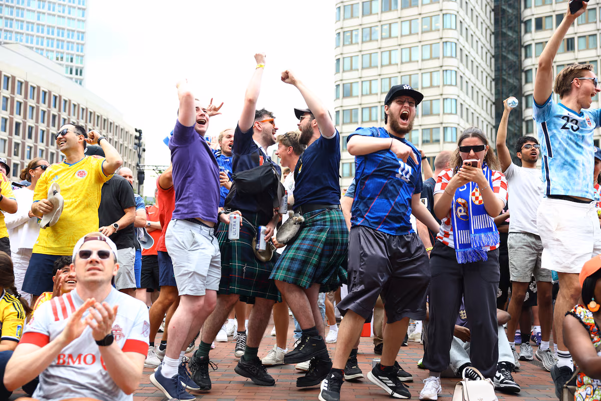 L'armée écossaise du Tartan boit du Boston sec avec sa soif inextinguible de bière de la Coupe du monde