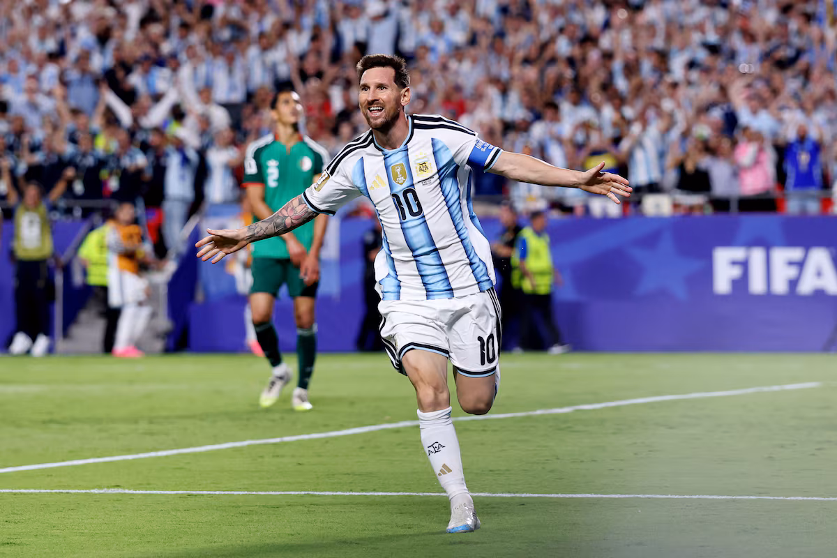 Le triplé de Messi égale le record de buts alors que l'Argentine bat l'Algérie
