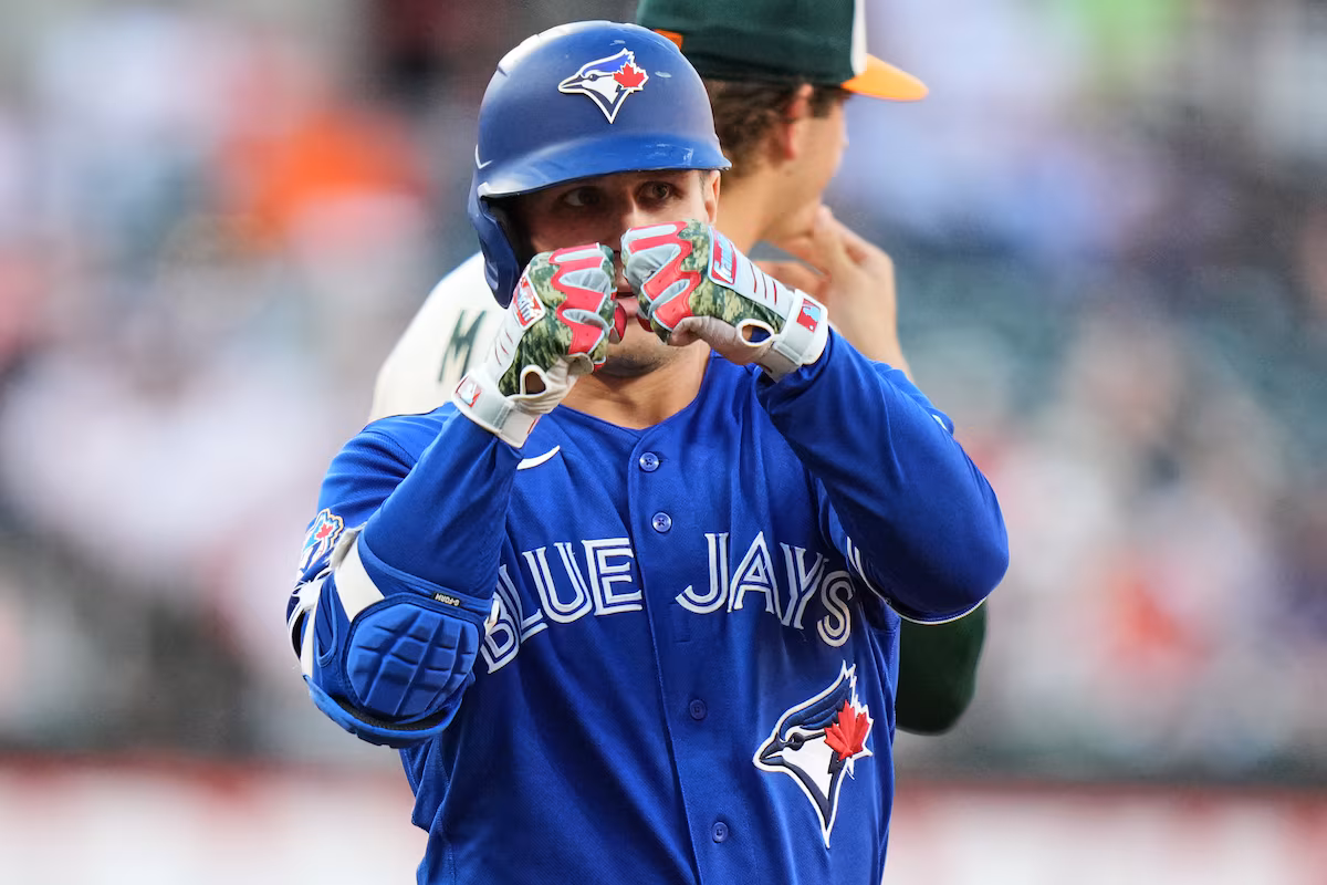 Les Blue Jays gagnent en effaçant un déficit de cinq points alors que les Orioles s'effondrent en fin de manche