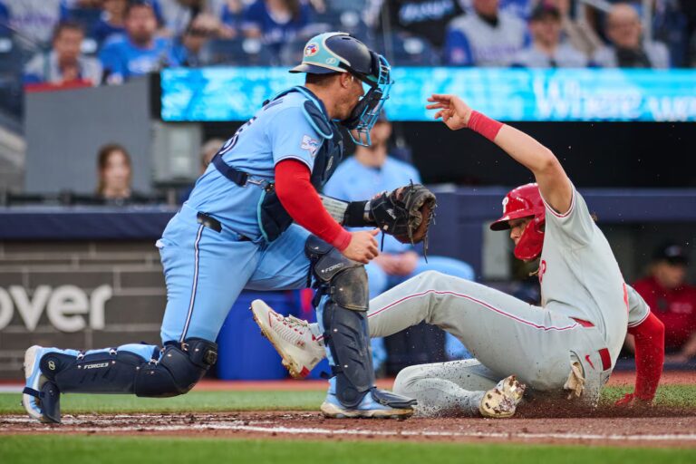 Les Phillies s'échauffent au début de la victoire 5-2 contre les Blue Jays