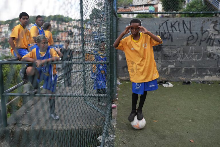 Les joueurs brésiliens d'une favela de Rio de Janeiro trouvent espoir et opportunités grâce au football