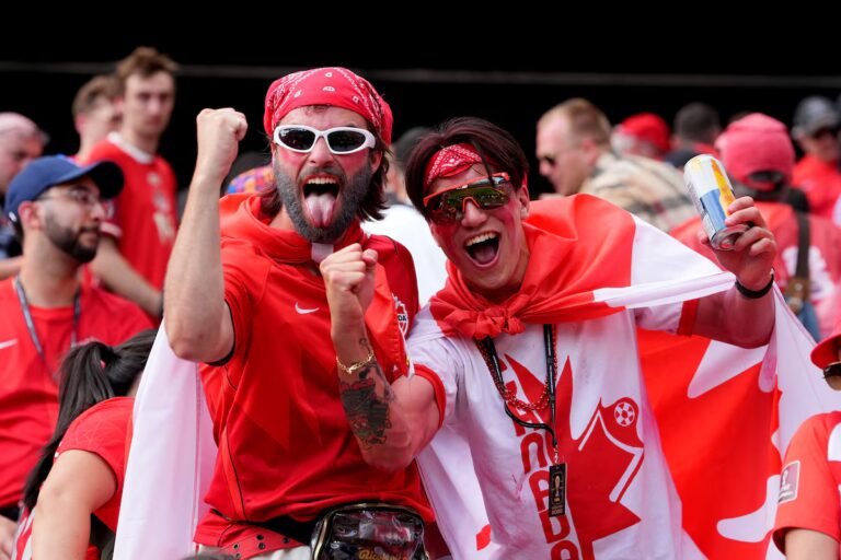 Les partisans célèbrent le premier match du Canada en Coupe du monde à domicile