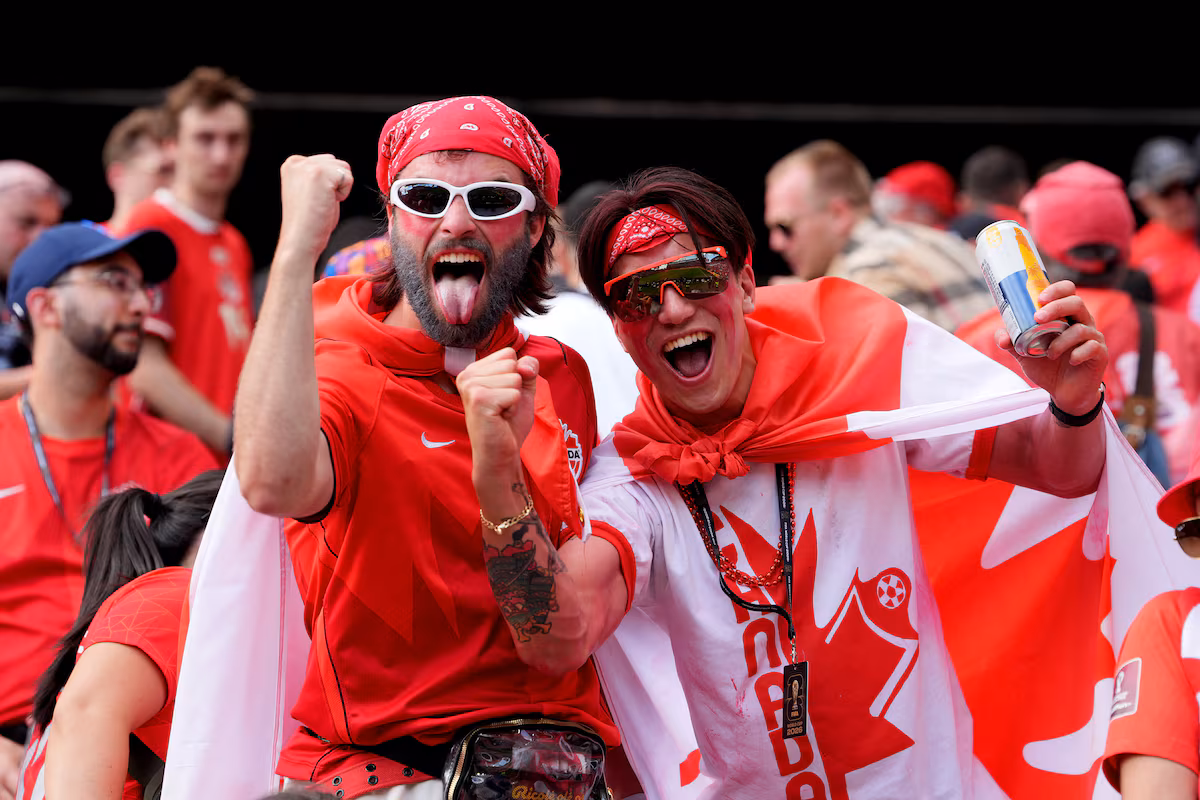Les partisans célèbrent le premier match du Canada en Coupe du monde à domicile