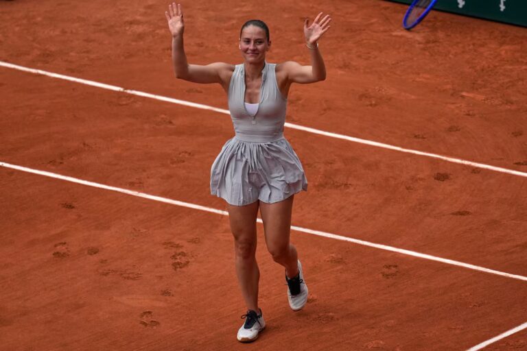 Marta Kostyuk surprend la quadruple championne Iga Swiatek à Roland-Garros