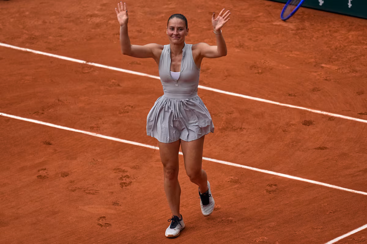 Marta Kostyuk surprend la quadruple championne Iga Swiatek à Roland-Garros