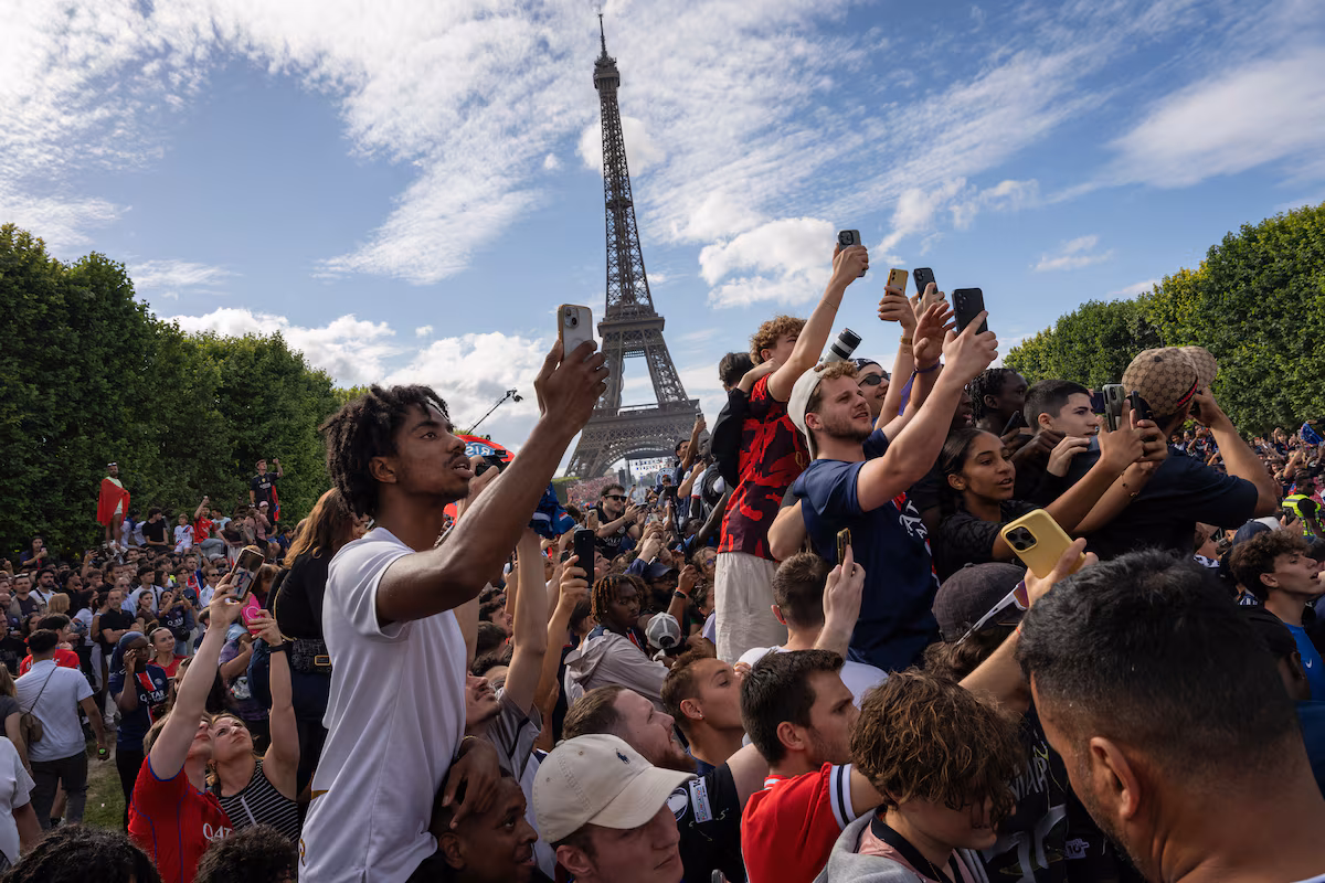 Paris accueille un défilé pour célébrer la victoire du PSG en Ligue des champions après des émeutes de supporters