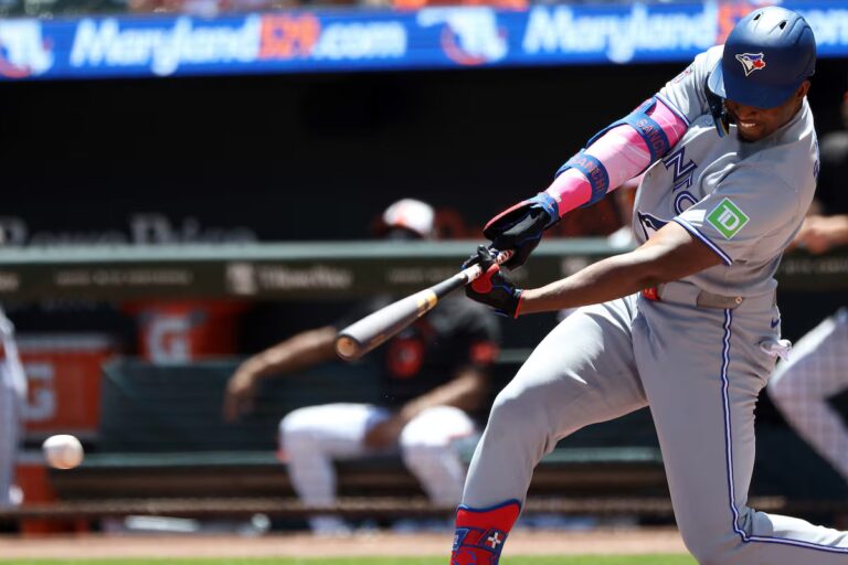 Sánchez des Blue Jays blessé par un ballon lancé par la foule lors de la défaite contre les Orioles