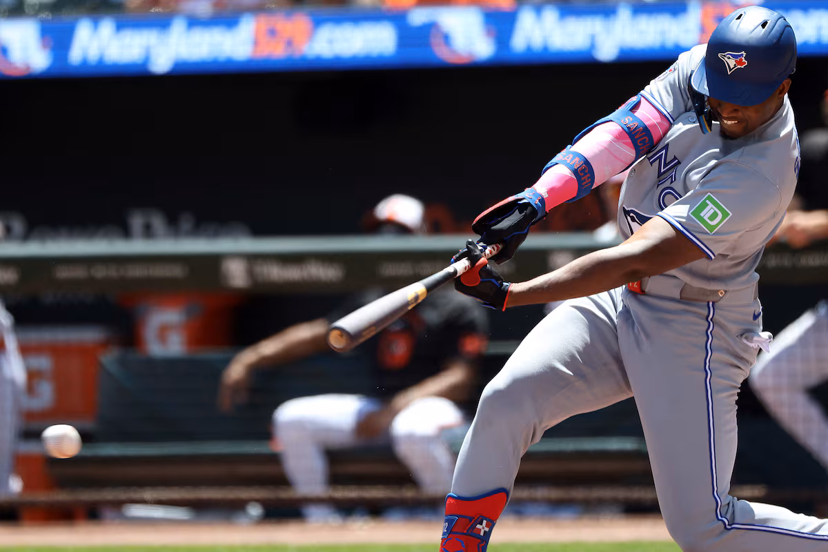 Sánchez des Blue Jays blessé par un ballon lancé par la foule lors de la défaite contre les Orioles