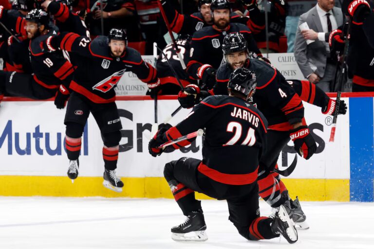 Seth Jarvis marque en prolongation alors que les Hurricanes battent les Golden Knights lors du deuxième match pour égaliser la finale de la Coupe Stanley