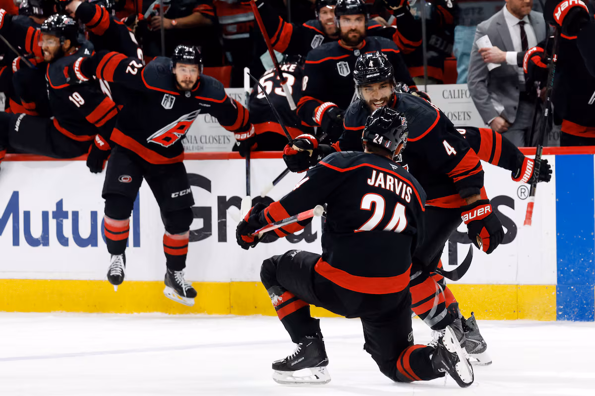 Seth Jarvis marque en prolongation alors que les Hurricanes battent les Golden Knights lors du deuxième match pour égaliser la finale de la Coupe Stanley