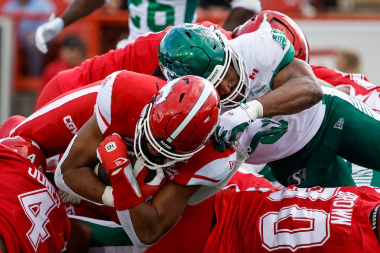 Tommy Stevens marque un touché en prolongation pour les Roughriders lors de la victoire contre les Stampeders