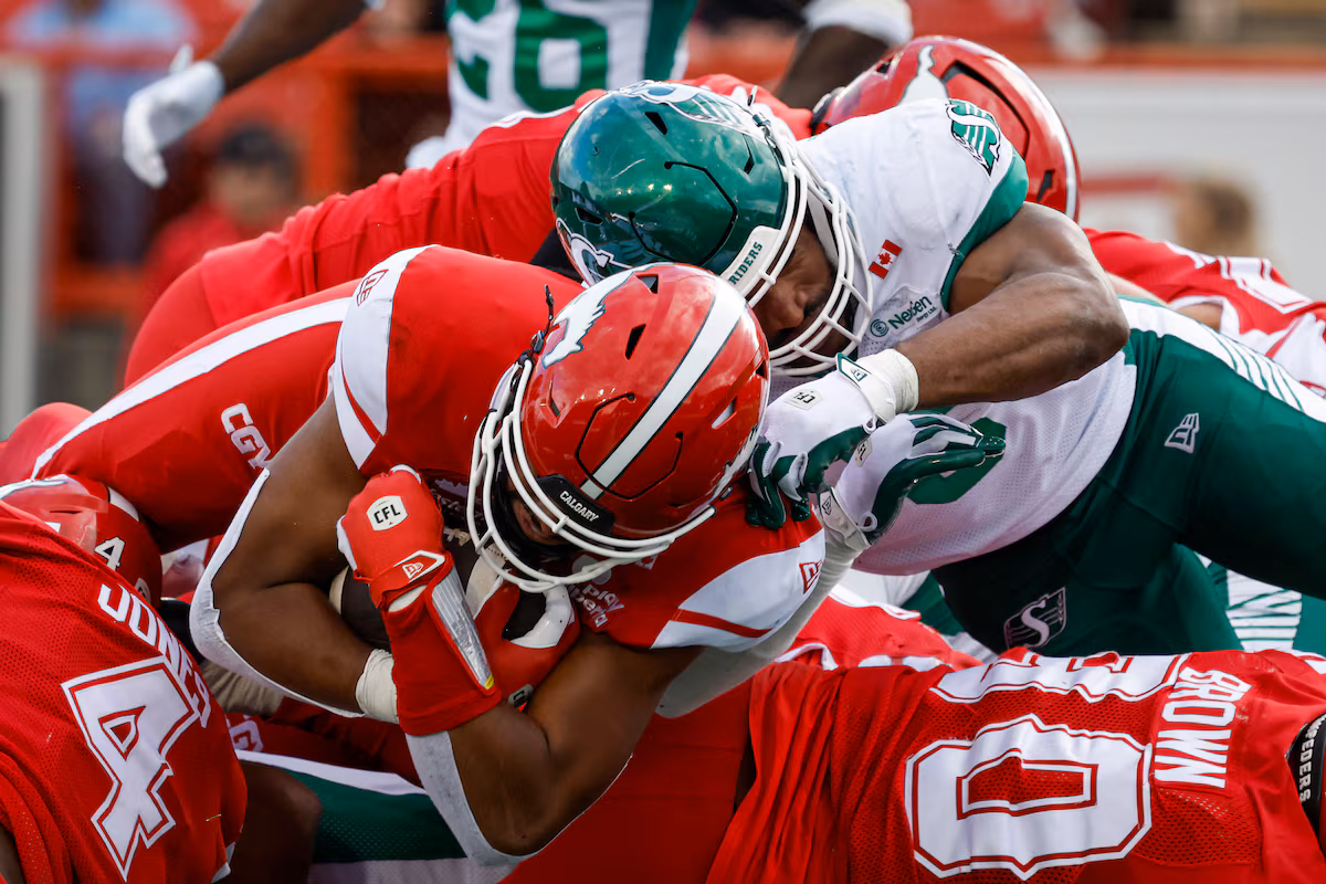 Tommy Stevens marque un touché en prolongation pour les Roughriders lors de la victoire contre les Stampeders
