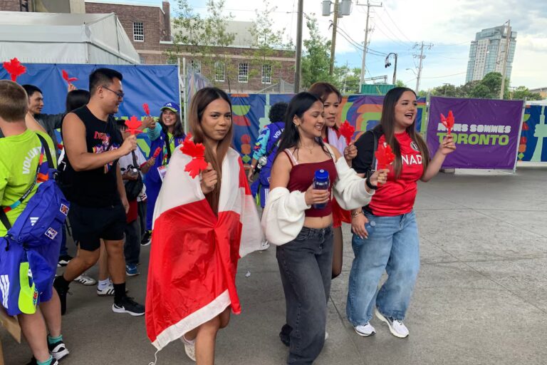 Un « battant canadien » en forme de feuille d'érable suscite le buzz autour de la Coupe du monde à Toronto