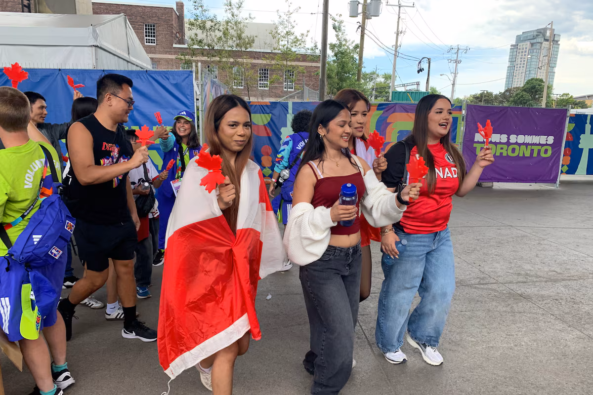 Un « battant canadien » en forme de feuille d'érable suscite le buzz autour de la Coupe du monde à Toronto
