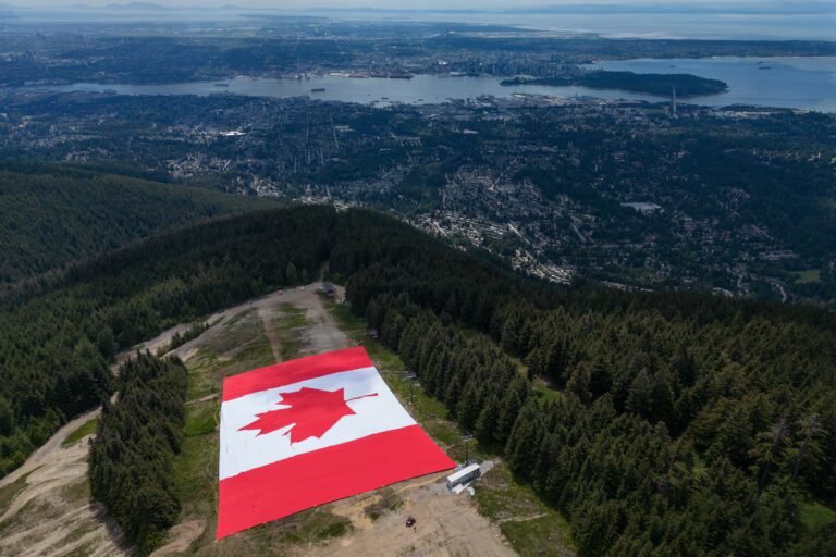 Un immense drapeau canadien déployé à Vancouver avant la Coupe du monde