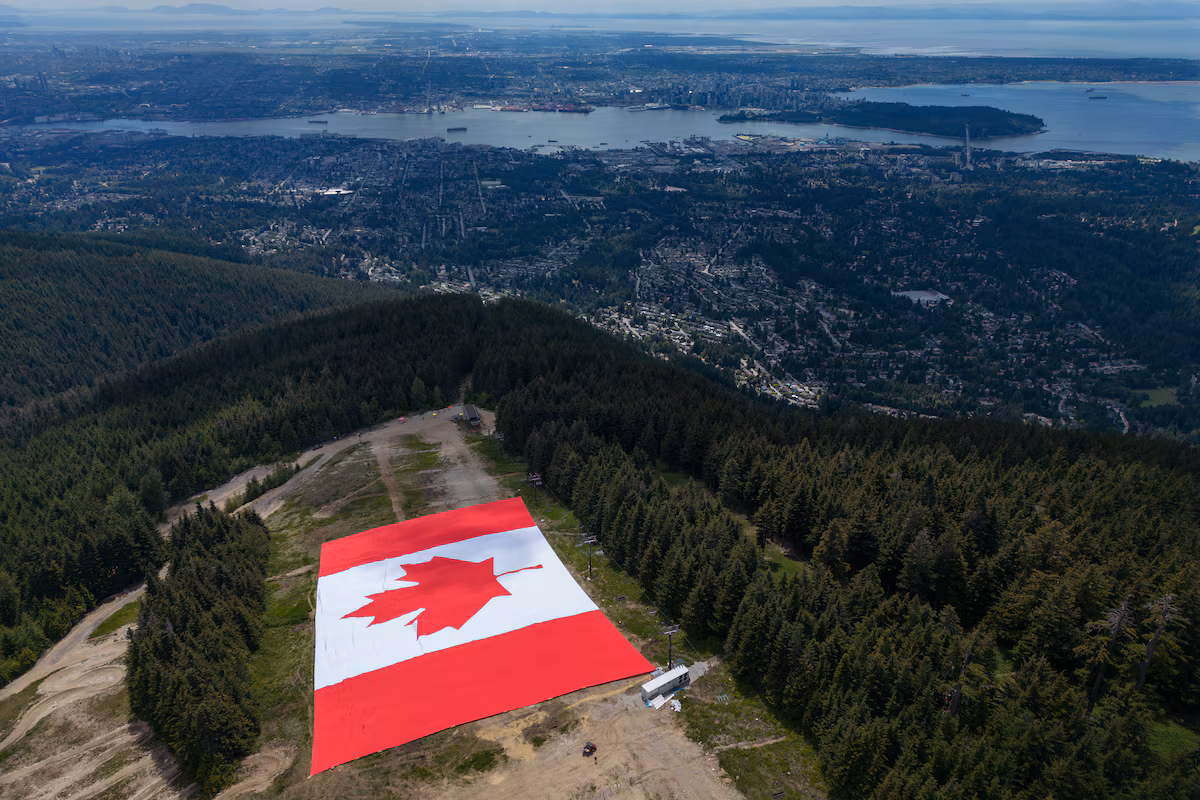 Un immense drapeau canadien déployé à Vancouver avant la Coupe du monde