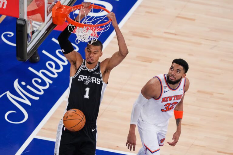 Wembanyama reprend le troisième match, menant les Spurs à une victoire 115-111 contre les Knicks