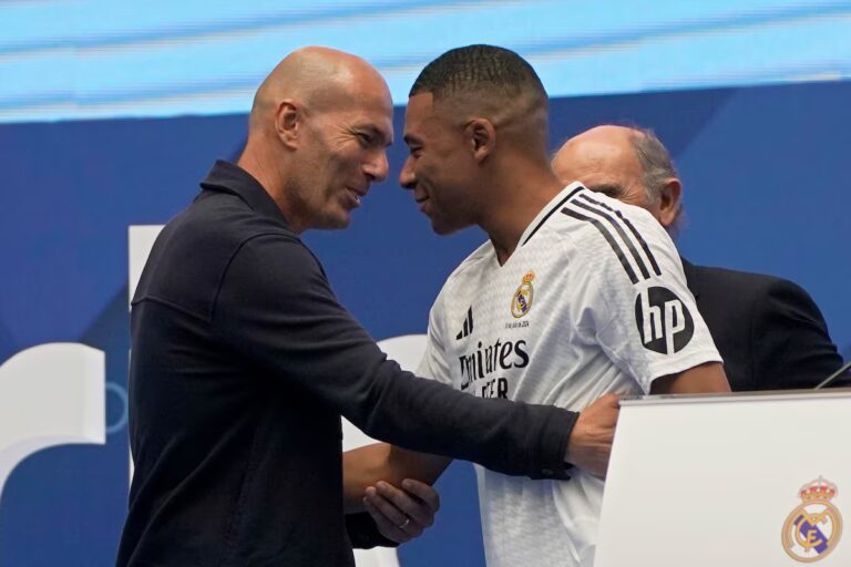 La France devrait annoncer Zinedine Zidane comme nouvel entraîneur en début de semaine prochaine.