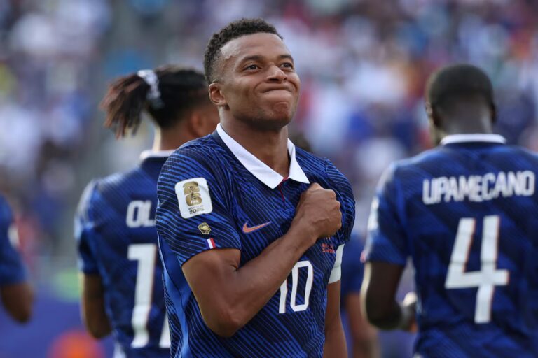 La France élimine la Suède alors que Mbappé marque deux fois pour égaler Messi en tête des buts de la Coupe du monde