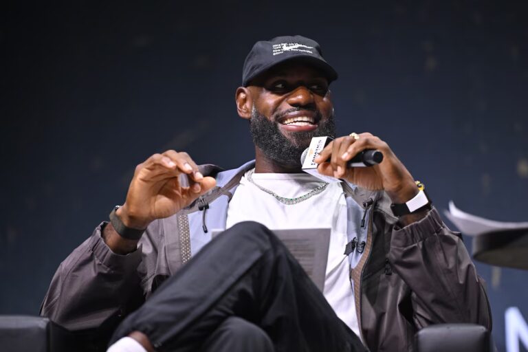 LeBron James dit qu'il réfléchit toujours à une décision sur son avenir