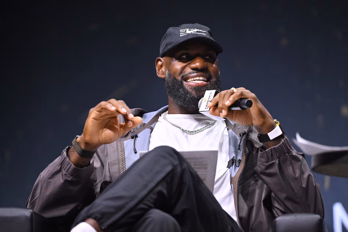 LeBron James dit qu'il réfléchit toujours à une décision sur son avenir