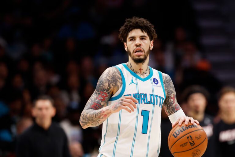 Les Hornets auraient échangé LaMelo Ball aux Timberwolves contre Naz Reid, choix au repêchage