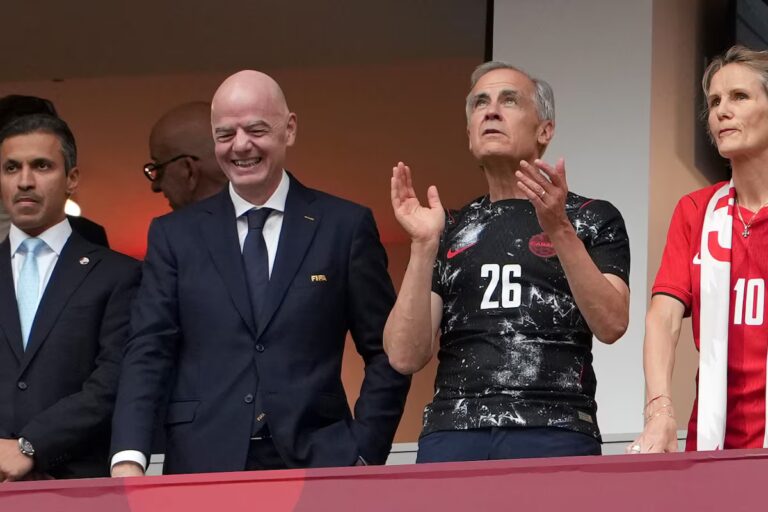 Les politiciens profitent de l’occasion pour profiter de la Coupe du monde pour être vus et entendus