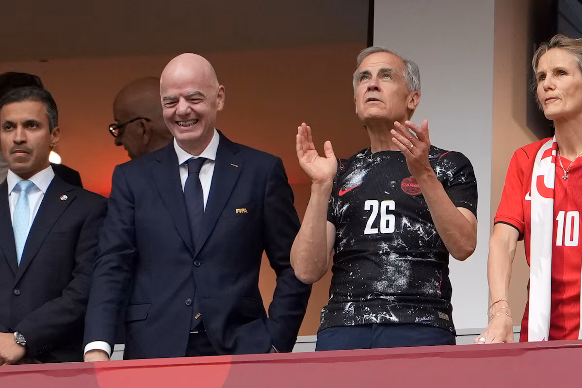 Les politiciens profitent de l’occasion pour profiter de la Coupe du monde pour être vus et entendus