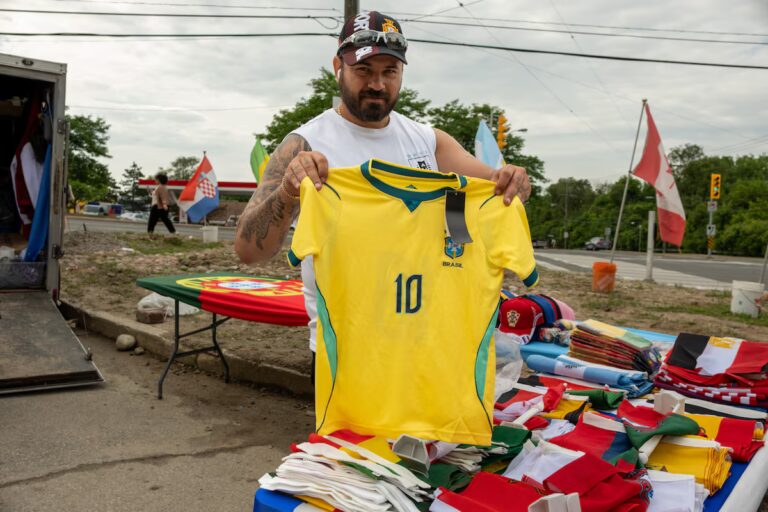 Les vendeurs ambulants font preuve de prudence face à la répression de la marque FIFA
