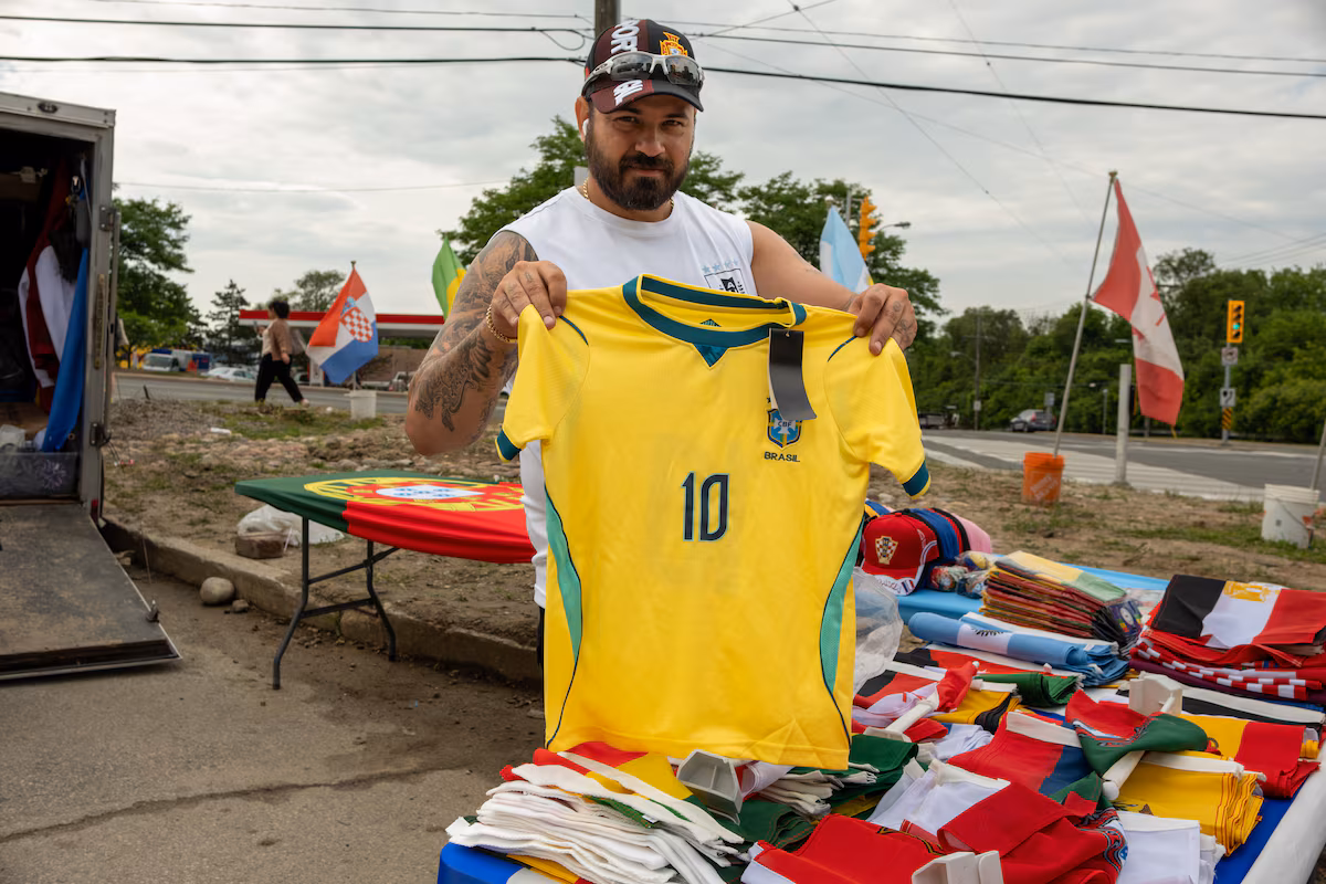 Les vendeurs ambulants font preuve de prudence face à la répression de la marque FIFA