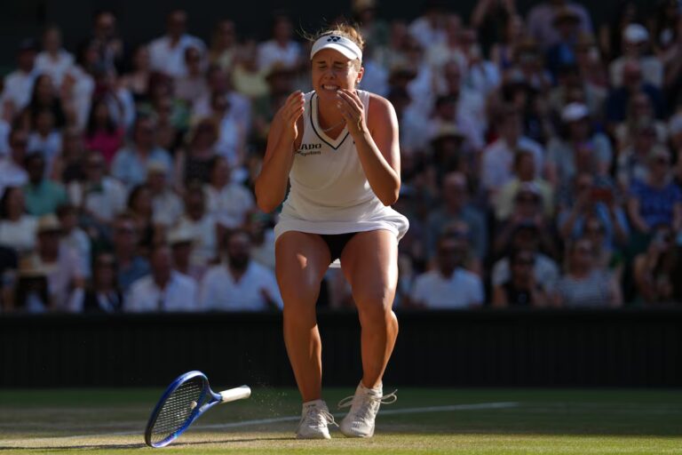 Linda Noskova bat Karolina Muchova en finale de Wimbledon pour remporter son premier titre du Grand Chelem