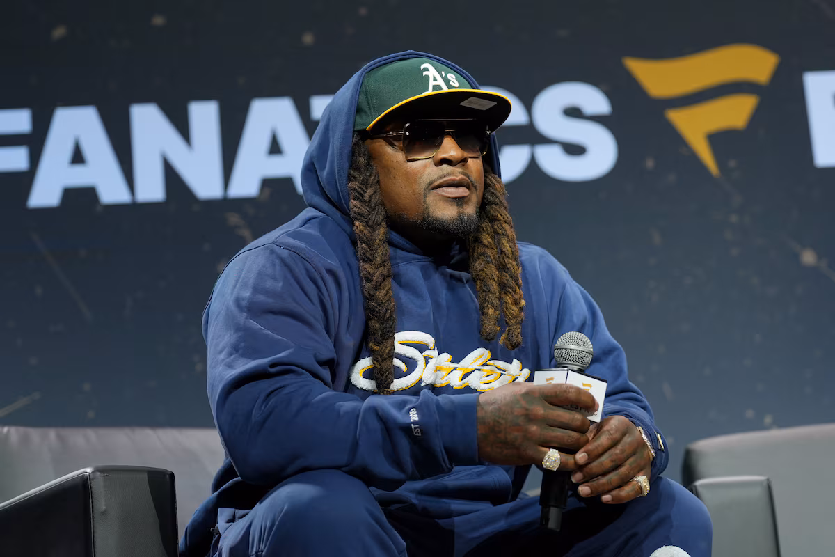 Marshawn Lynch ajoute un élément de football à l'événement SummerFest de Hockey Diversity Alliance à Toronto