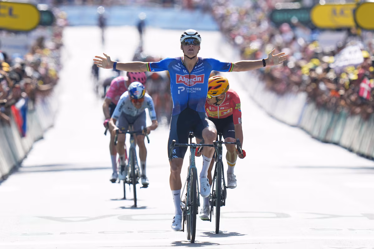 Mathieu van der Poel remporte l'étape 9 du Tour de France raccourcie par la chaleur
