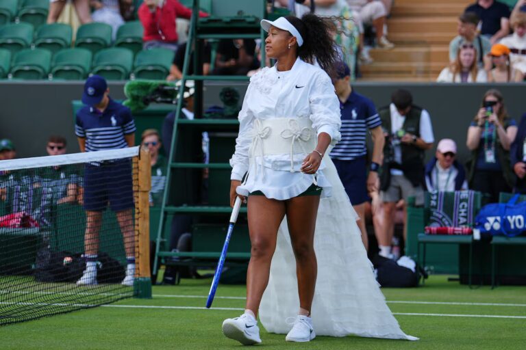 Naomi Osaka arbore un train entièrement blanc avant d'atteindre le troisième tour à Wimbledon