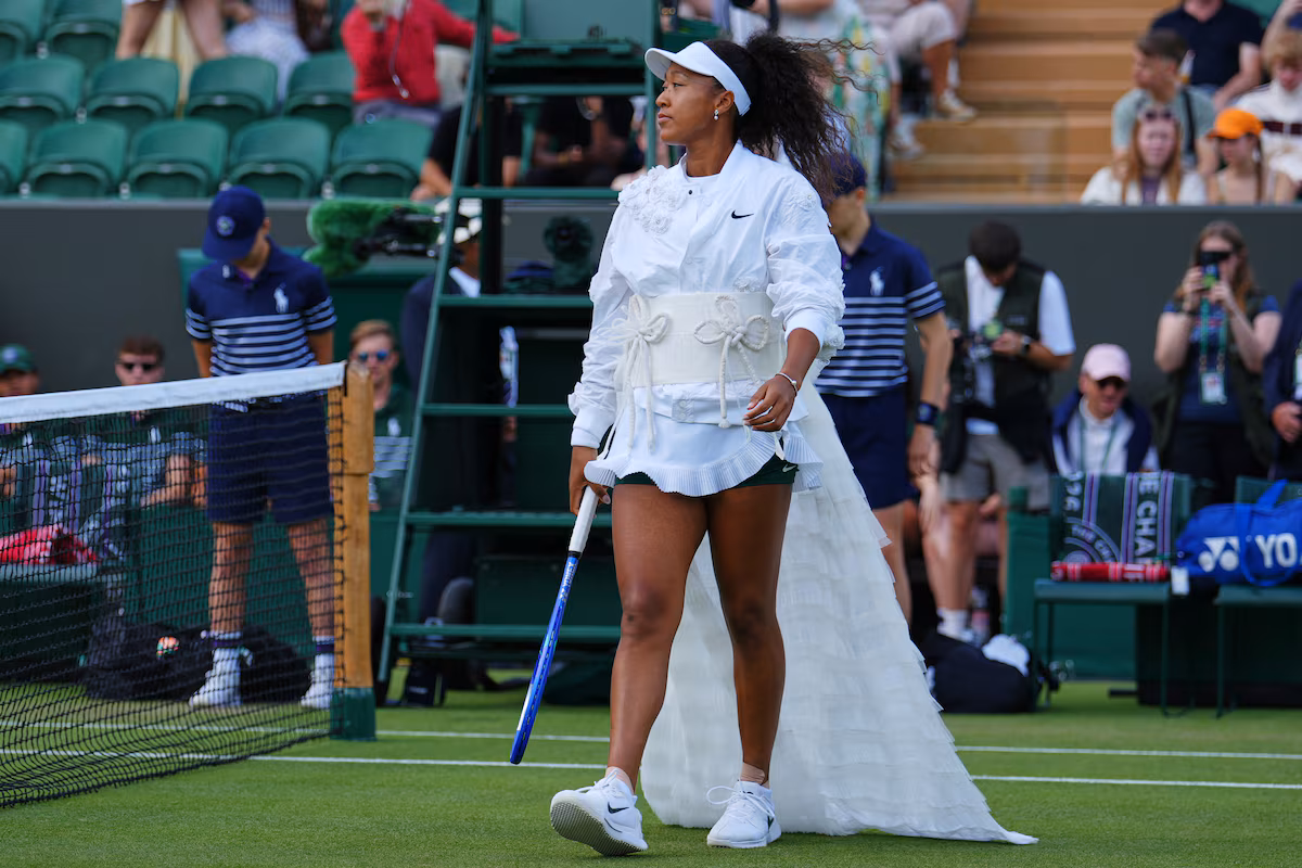 Naomi Osaka arbore un train entièrement blanc avant d'atteindre le troisième tour à Wimbledon