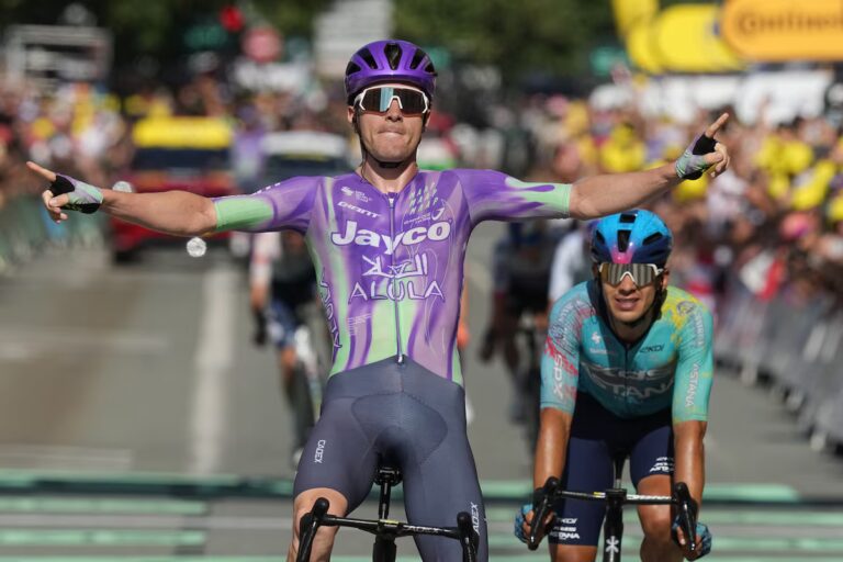 Schmid remporte la longue 13e étape du Tour et Pogacar conserve la tête du classement général