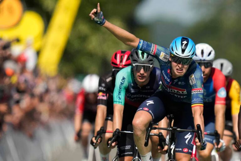 Tim Merlier remporte l'étape 8 du Tour de France alors que le favori de la course, Tadej Pogačar, conserve le maillot jaune