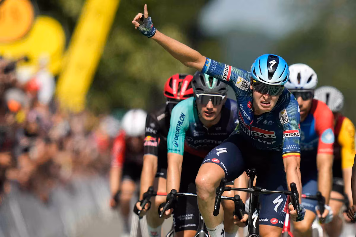 Tim Merlier remporte l'étape 8 du Tour de France alors que le favori de la course, Tadej Pogačar, conserve le maillot jaune