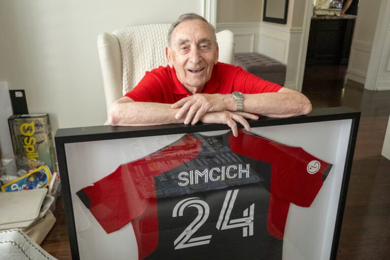 Un pionnier croato-canadien du football s'émerveille de la croissance du beau jeu au Canada
