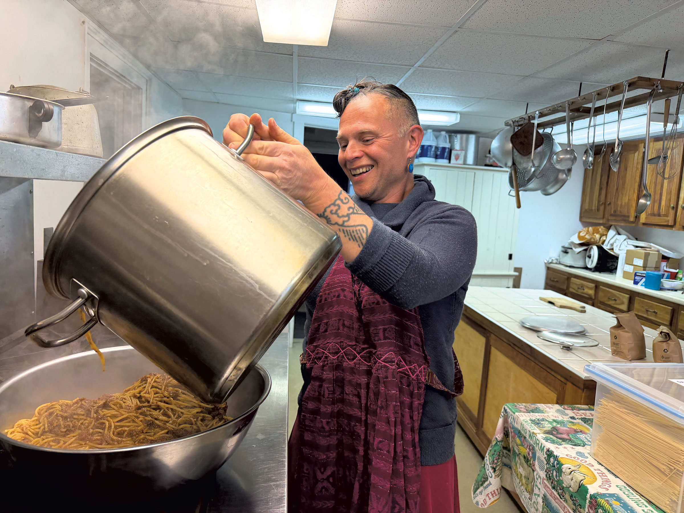 Les repas gratuits du vendredi de Plainfield nourrissent et connectent